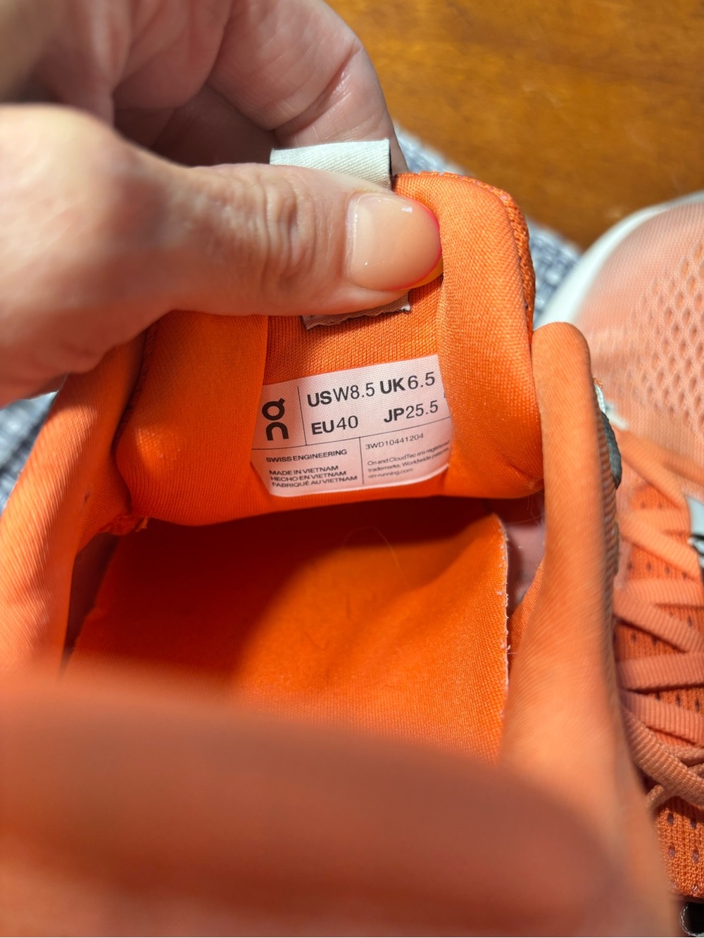 On Running Women's cloud surfer Shoes - Coral/orange sz 8.5 - Picture 7 of 11